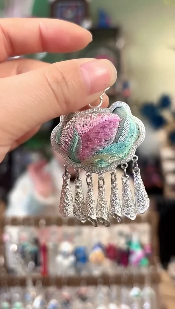 Y****?彩云南阁非遗老绣苗银饰品001