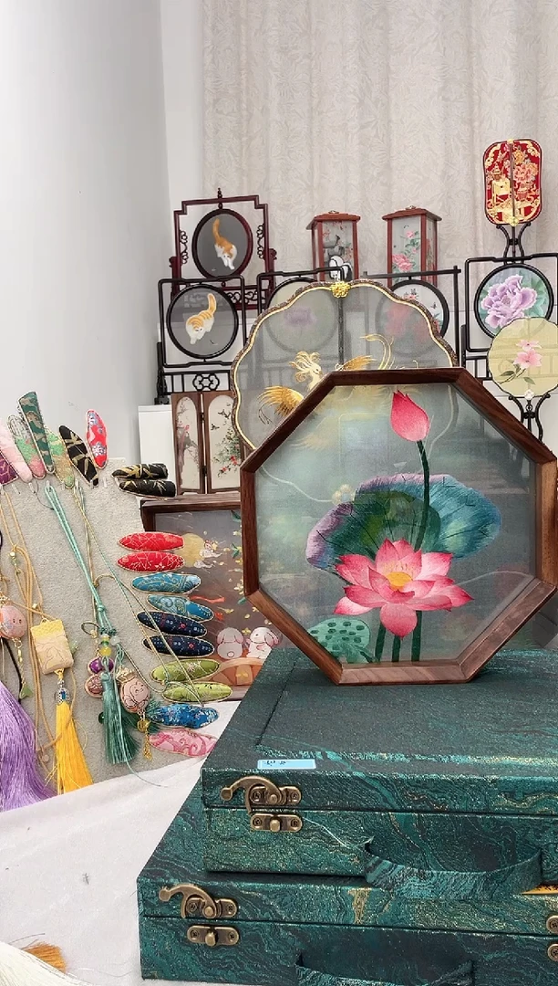 扇子苏绣作品手工摆台