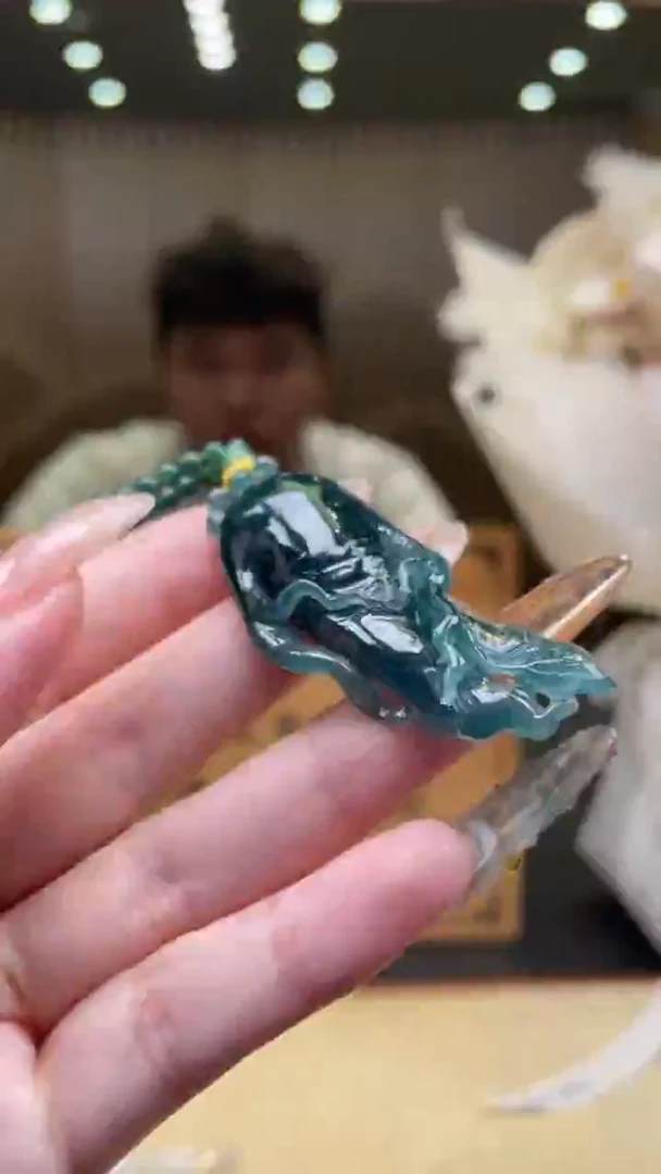 翡翠未镶嵌颈饰            *810