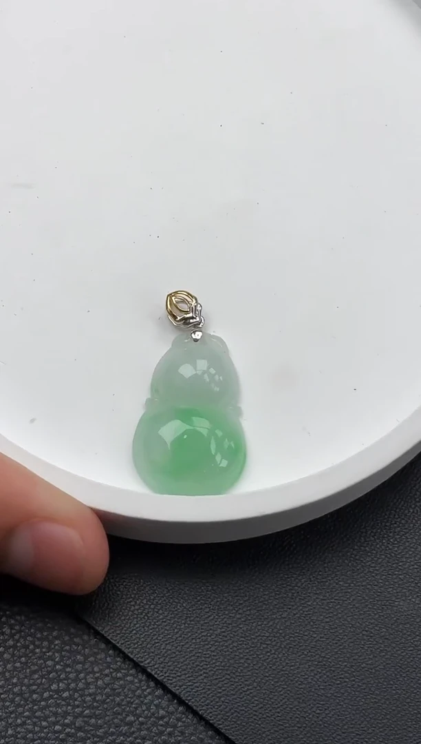 翡翠18K金镶嵌颈饰葫芦