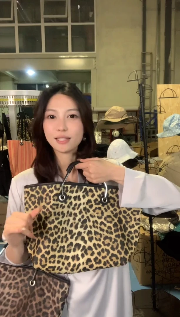 PVC浮雕豹纹托特