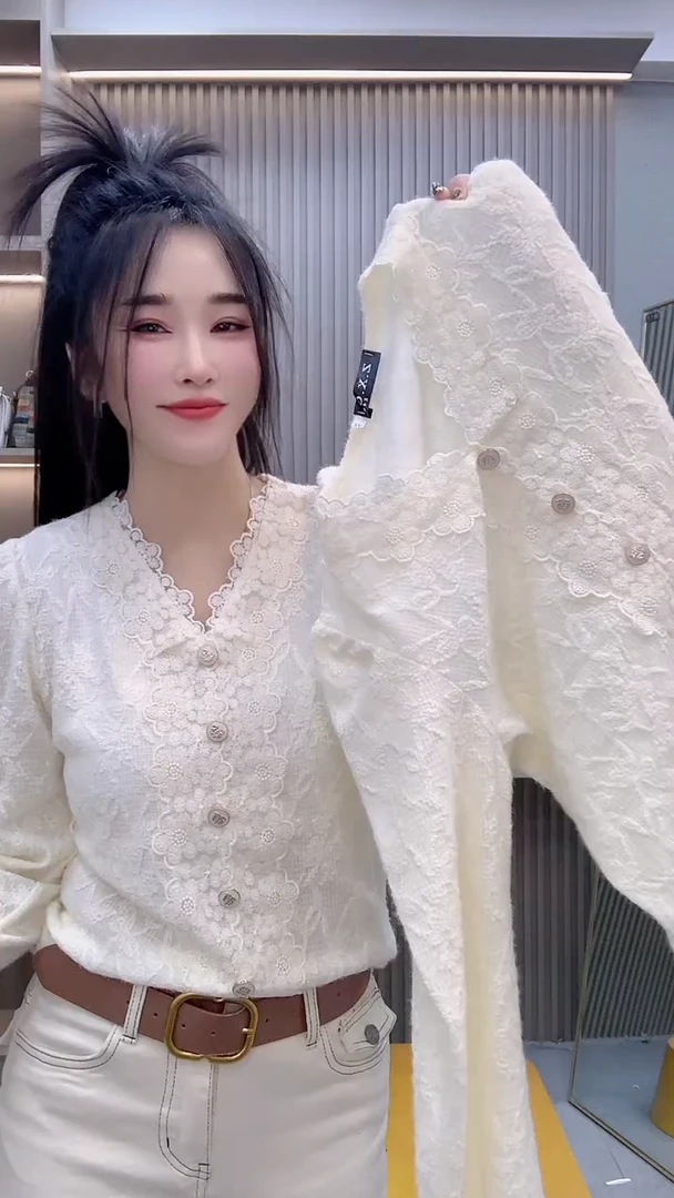 冬季时尚V领小香风纽扣蕾丝打底衫轻奢上衣