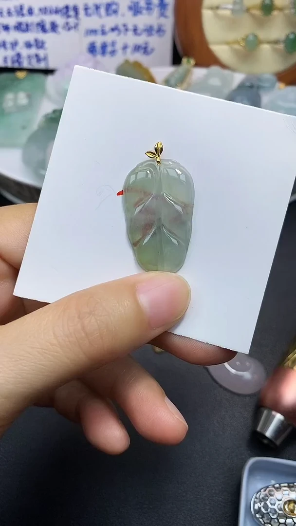 颈饰18K金镶嵌翡翠吊坠
