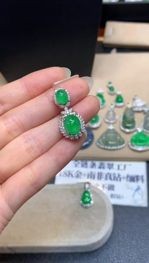 颈饰18K金镶嵌翡翠蛋面【无服务费