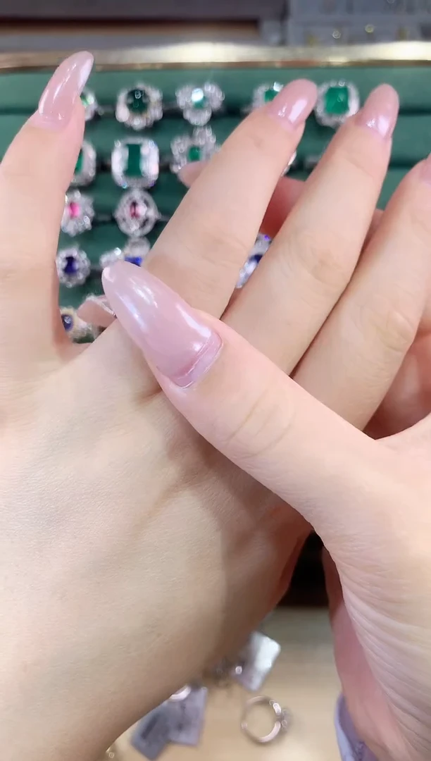 18K金镶嵌戒指钻石戒指