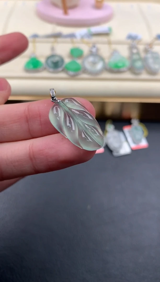 【闪购商品】翡翠颈饰18K金镶嵌D901