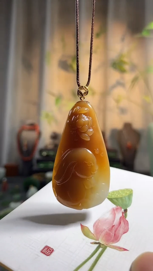 颈饰未镶嵌和田玉，——小兔擒荷叶（前途似锦，荷荷美美）
