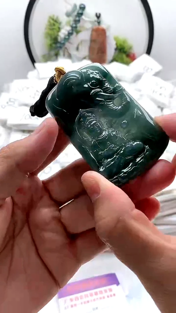 翡翠未镶嵌颈饰普贤