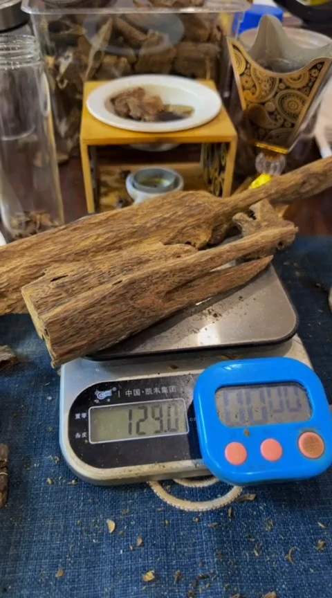 【闪购商品】沉香摆件白奇虫漏块料129克