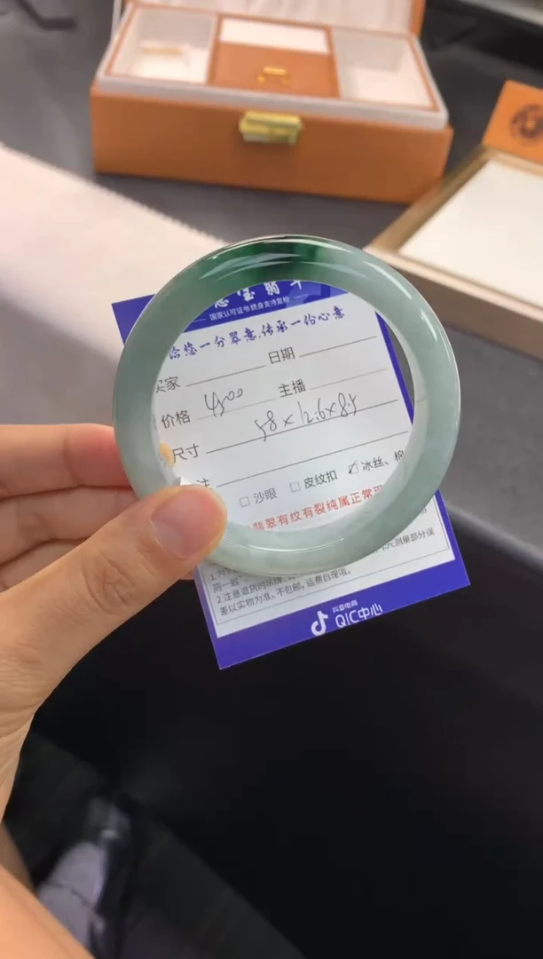 未镶嵌手镯翡翠退货需手镯吊牌标签完好