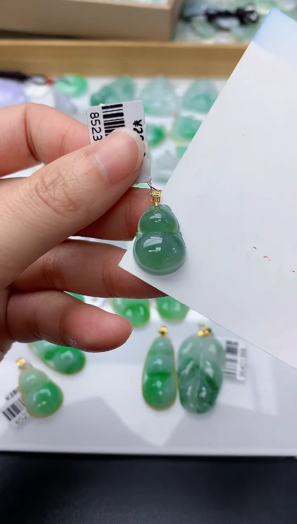 颈饰18K金镶嵌翡翠天然A货