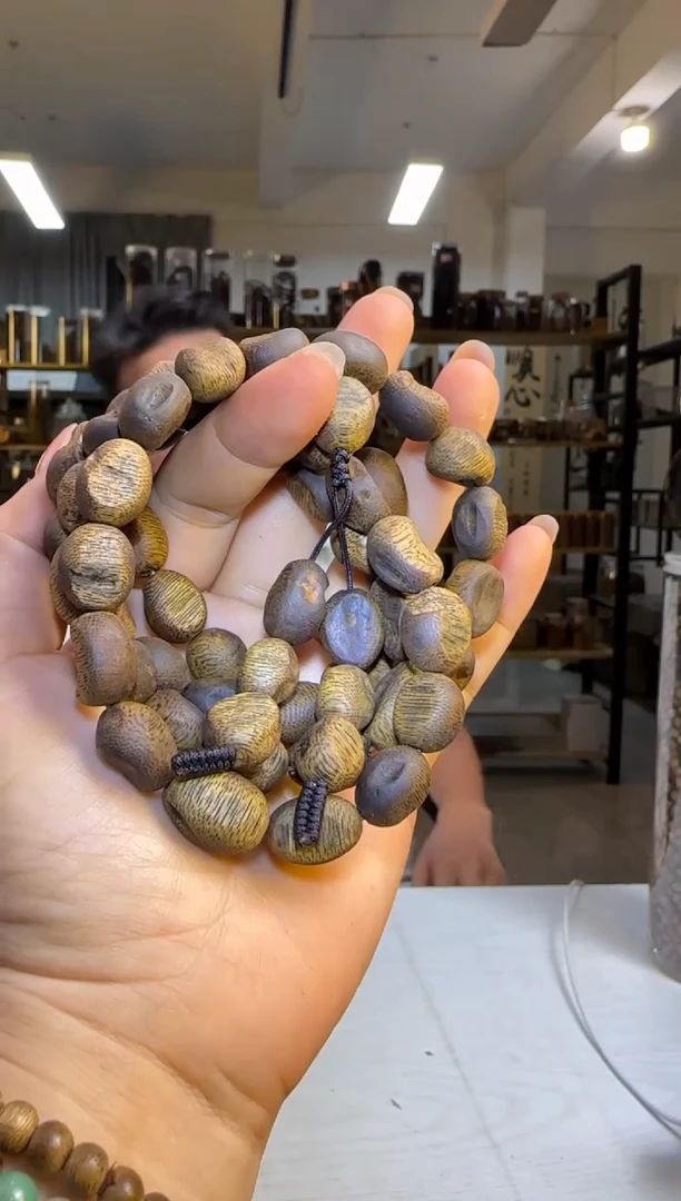 沉香手串笑*啊99沉海南莺歌绿纯天然奇楠沉香留疤长串