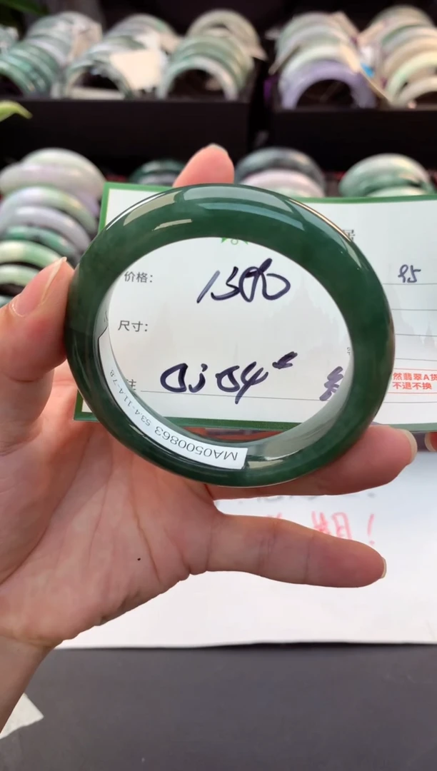 定制翡翠未镶嵌毛货需精细抛光+多人