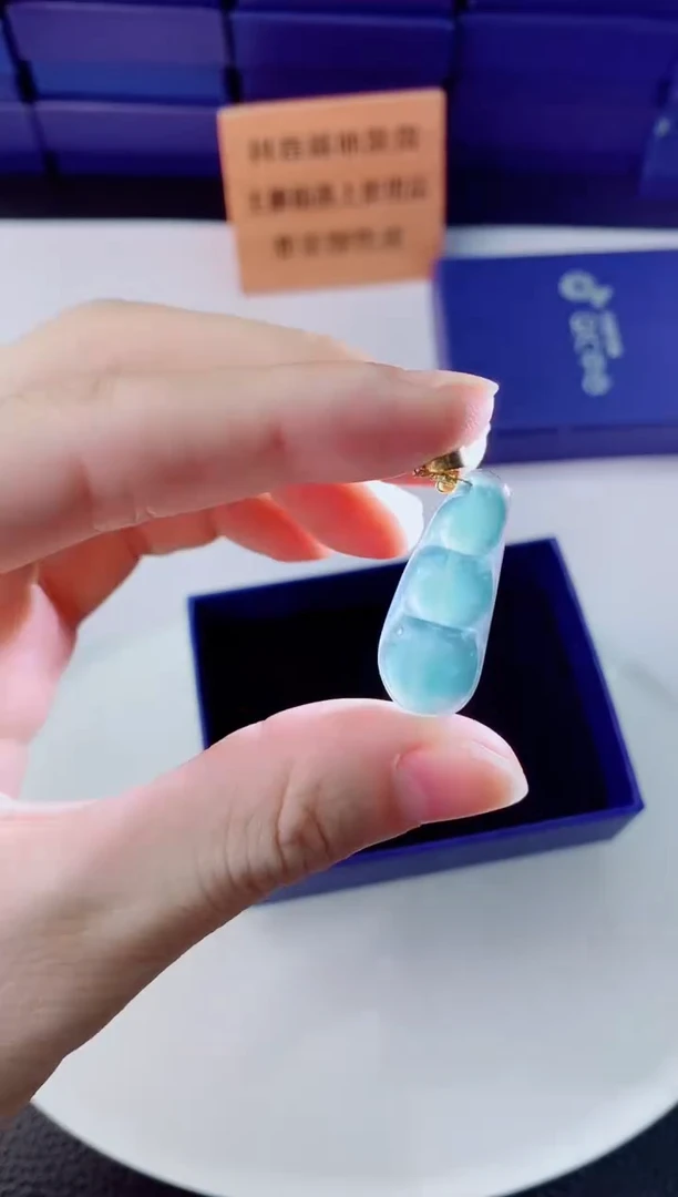 翡翠未镶嵌颈饰  ·