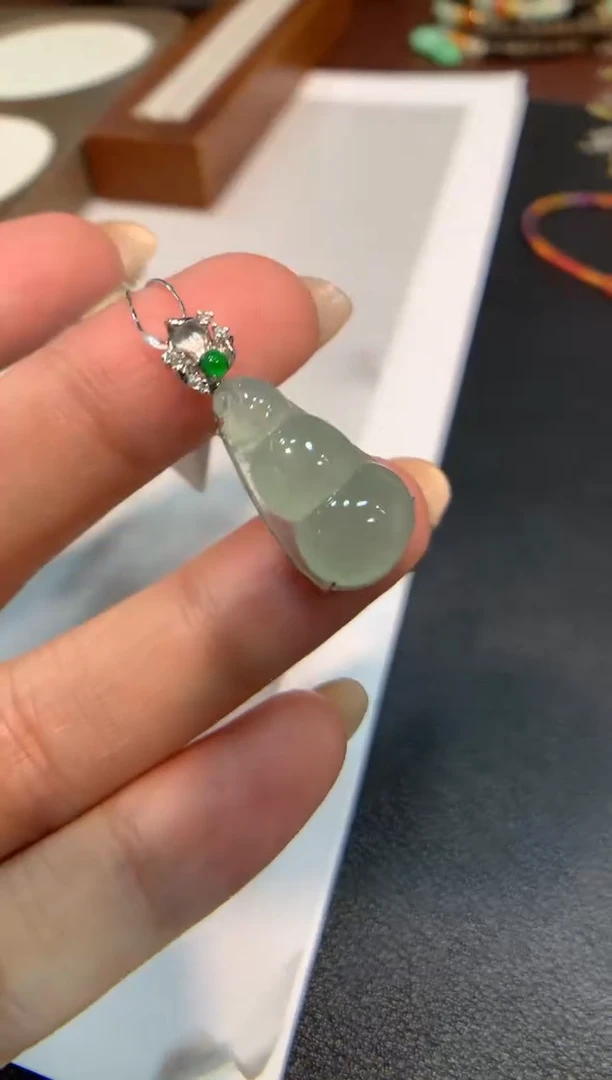 翡翠18K金镶嵌颈饰福豆