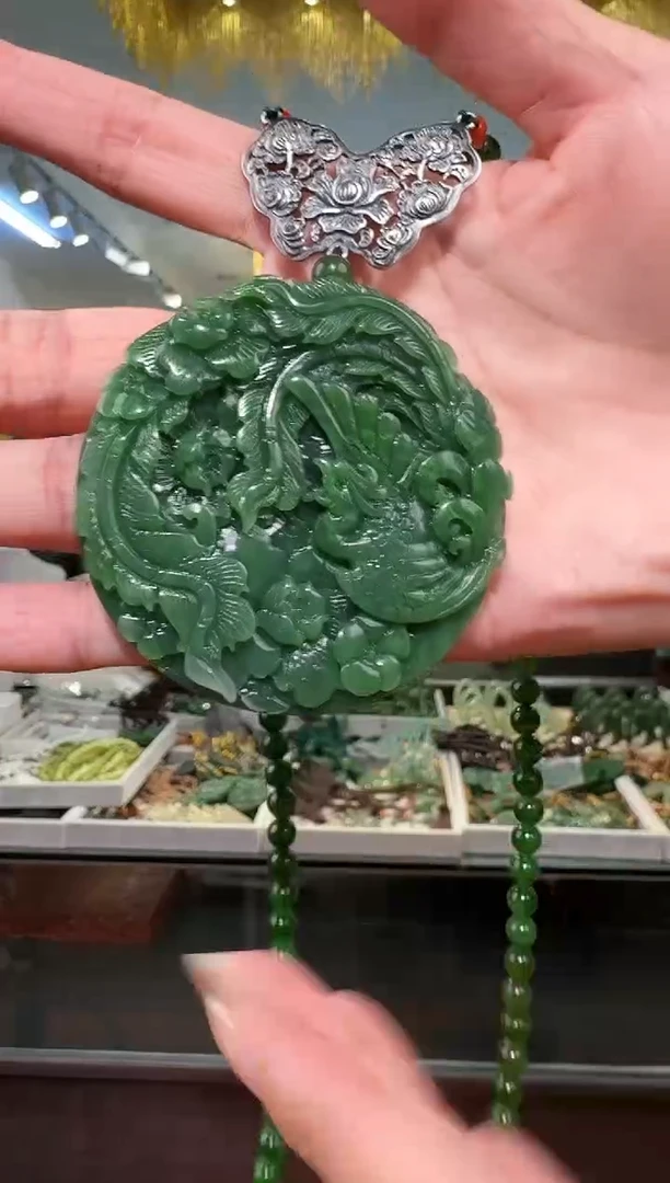 颈饰未镶嵌和田玉吊坠