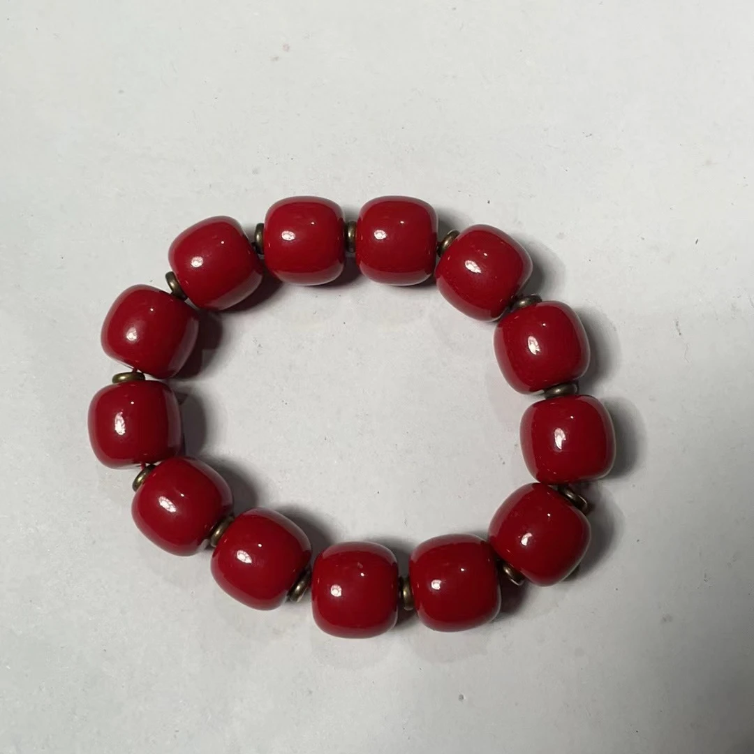 红的三一串圆的玛瑙