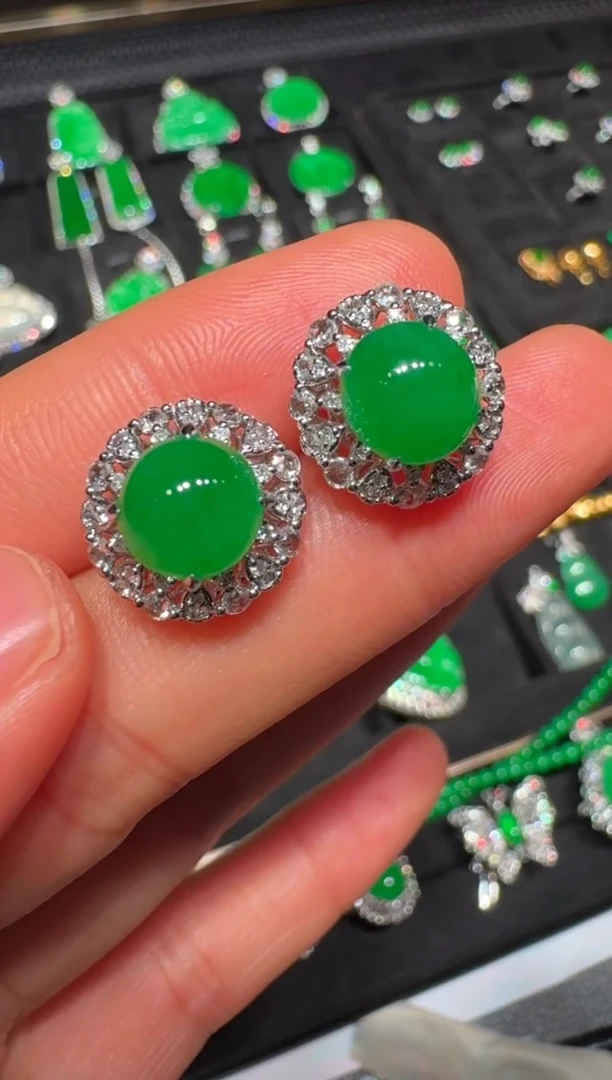 18K金镶嵌翡翠耳钉满色浓阳蛋面耳钉