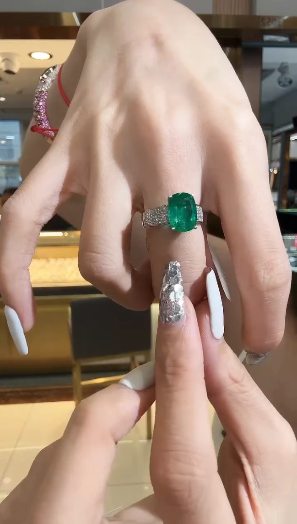 18K金镶嵌戒指祖母绿3.5ct