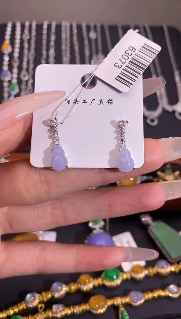 颈饰18K金镶嵌翡翠耳饰