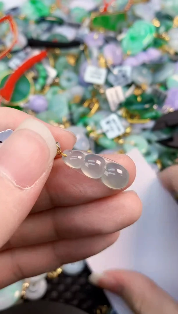 翡翠未镶嵌颈饰        1