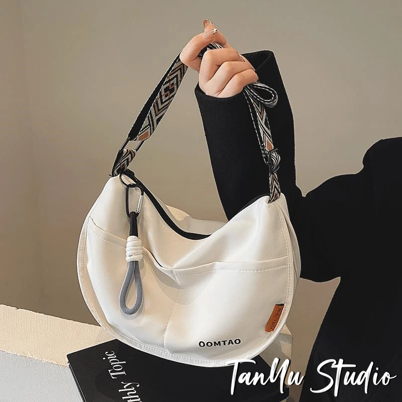 探屿潮牌时尚大容量饺子包包女通勤百搭单肩包休闲运动宽带斜挎包