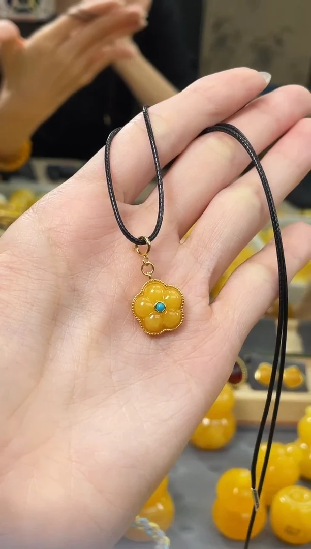 琥珀颈饰未镶嵌蜜蜡五瓣花吊坠