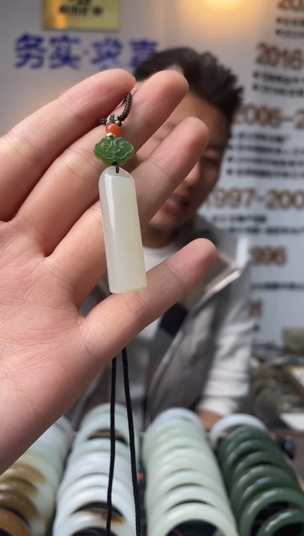 颈饰未镶嵌和田玉白玉翎管吊坠一件