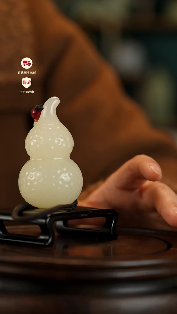 云南石竹叶青雕刻：福禄不断葫芦手把件