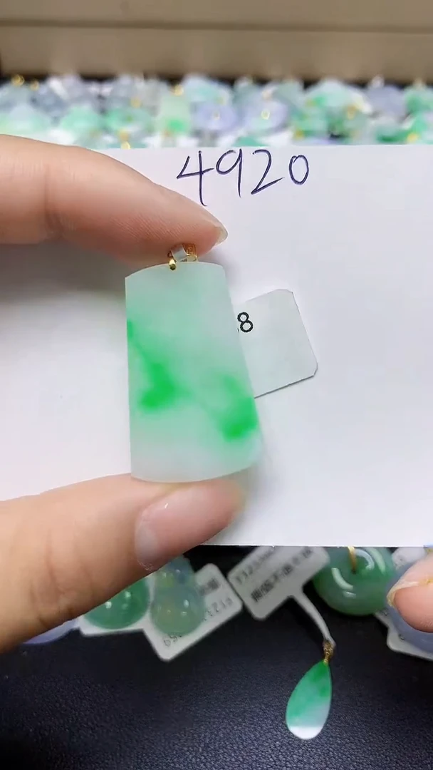 翡翠18K金镶嵌颈饰 天然缅甸翡翠A货