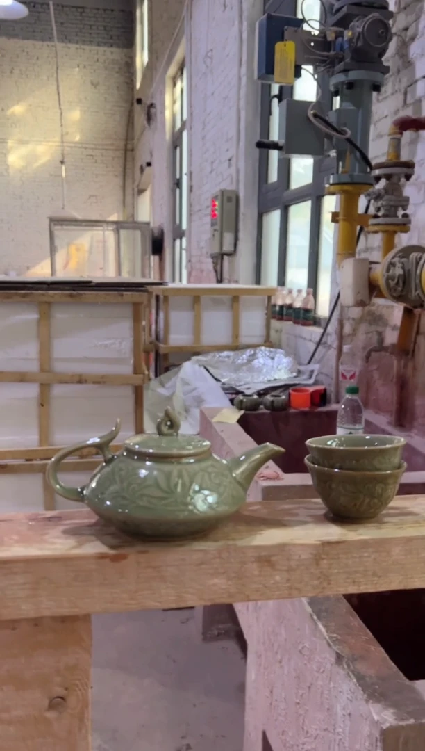 微瑕耀州窑莲纹虚遍壶+莲纹小杯2