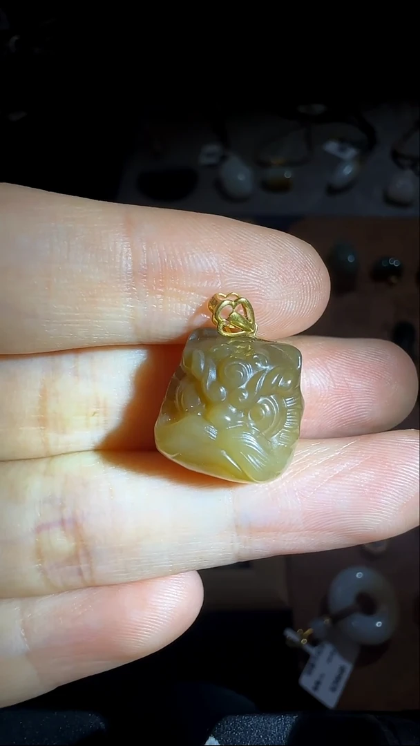 颈饰18K金镶嵌和田玉和田玉小醒狮