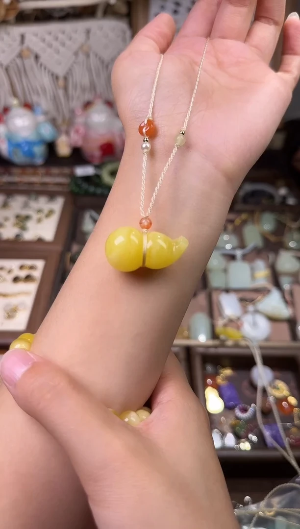 天然辰砂蜜蜡吊坠