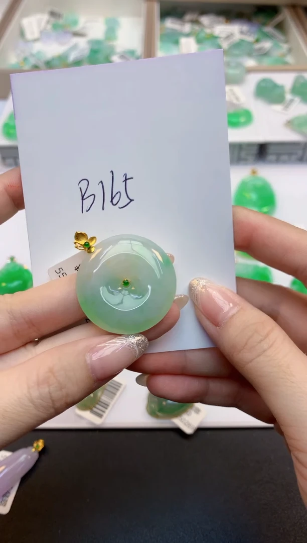 翡翠18K金镶嵌颈饰11111111