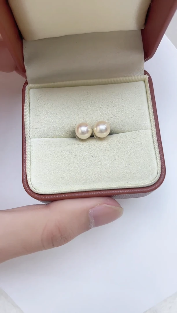 18K金镶嵌海水珍珠耳饰