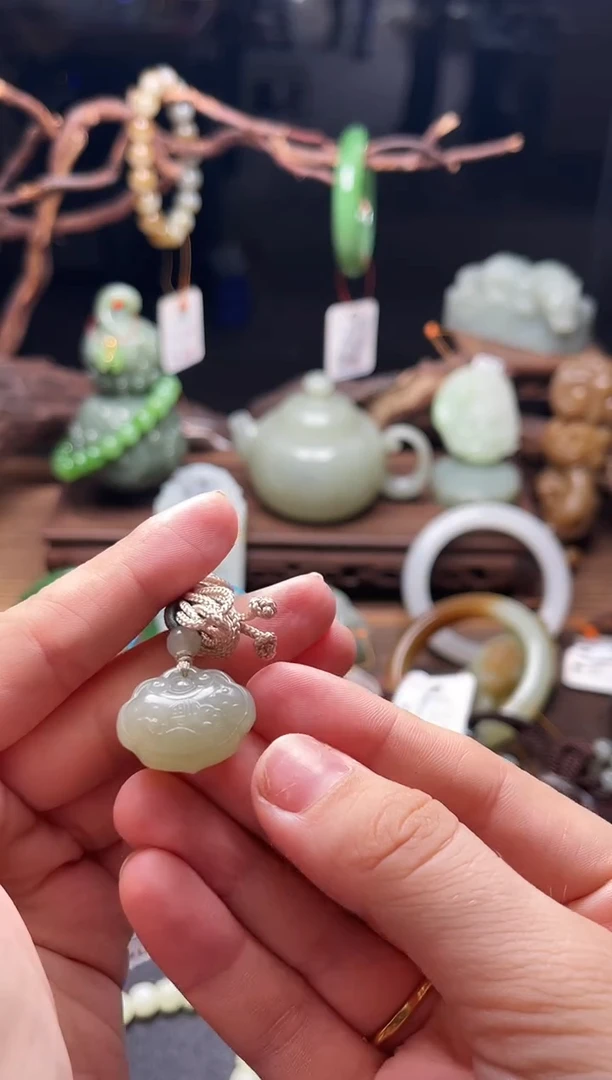 和田玉未镶嵌吊坠(不含链)且末青白 如意锁 有瑕疵9006591
