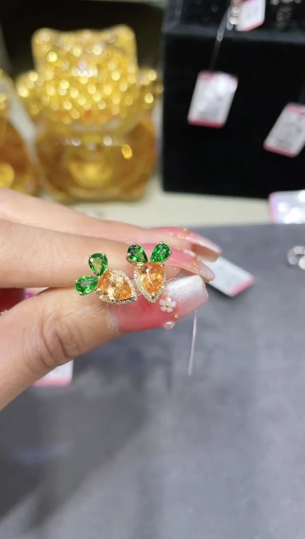 18K金镶嵌石榴石芬达石耳饰胡萝卜款