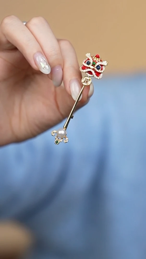 合金胸饰海水珍珠7-8akoya醒狮胸针