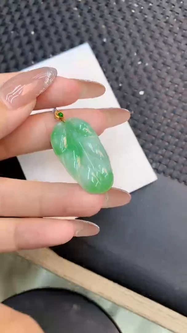 颈饰18K金镶嵌翡翠1