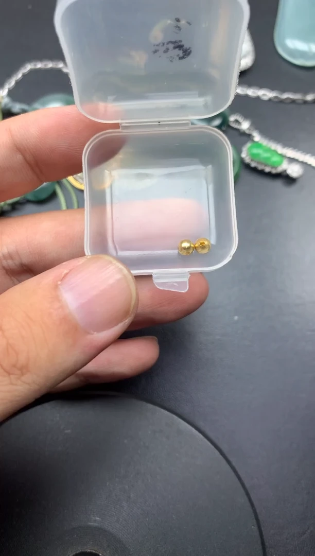 颈饰18K金镶嵌翡翠爱****斯金珠4mm