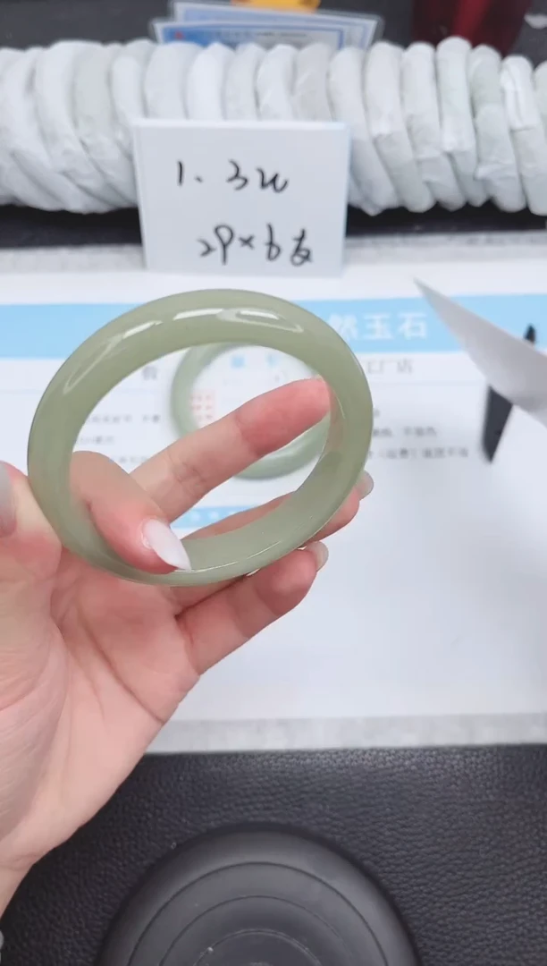 未镶嵌手镯石英质玉138-61.1