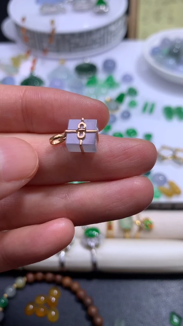 18K金镶嵌定制翡翠18K金镶嵌 定制翡翠