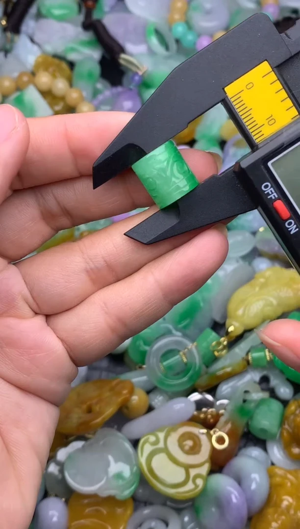 颈饰未镶嵌翡翠天然缅甸翡翠吊坠