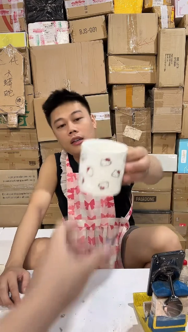 瓷片白色kt猫缕空满印水杯