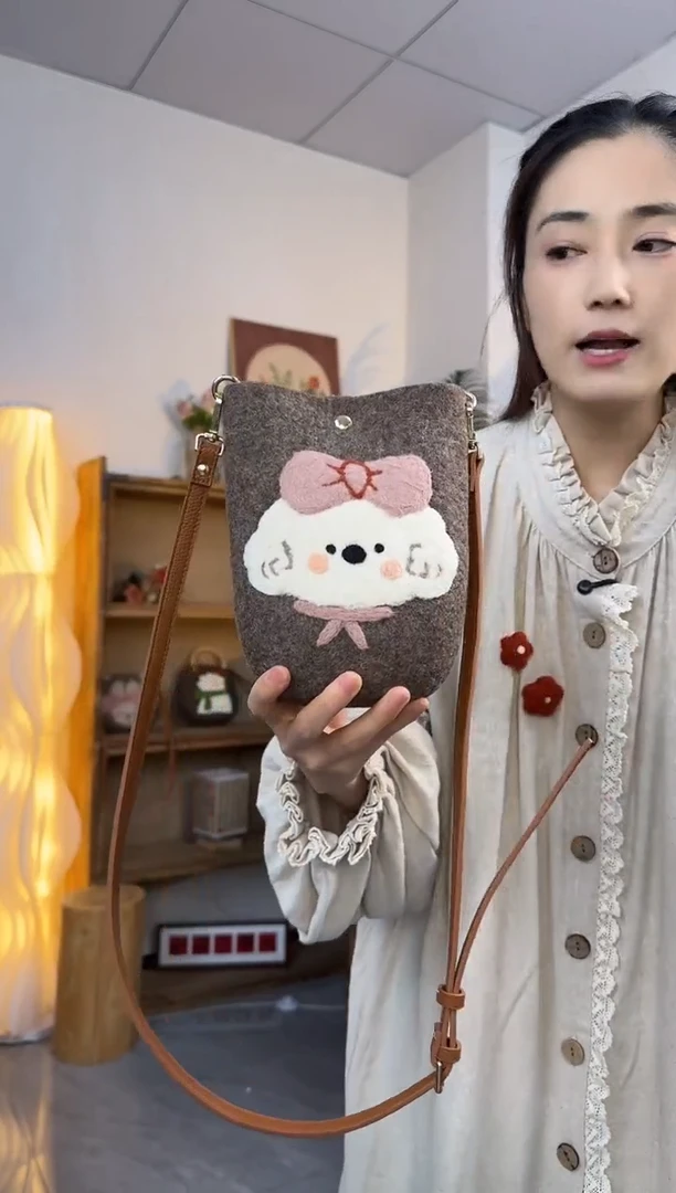 羊毛非遗纯手工包  手机包小狗