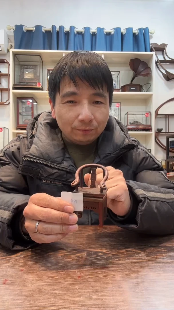 【闪购商品】红酸枝木类木艺小椅子144