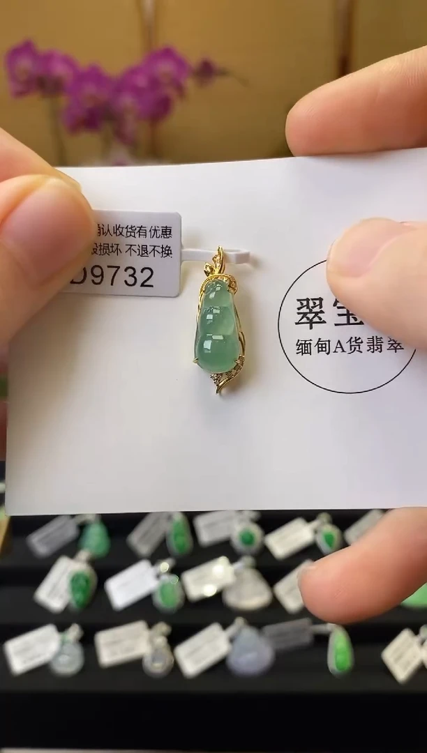 颈饰18K金镶嵌翡翠D9732 福豆 含运营费