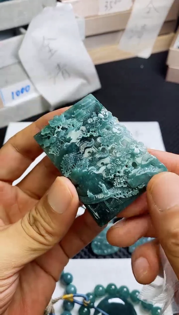 翡翠未镶嵌颈饰鲁***哥