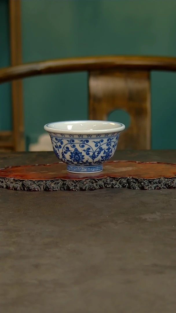 青花手绘缠枝莲主人杯
