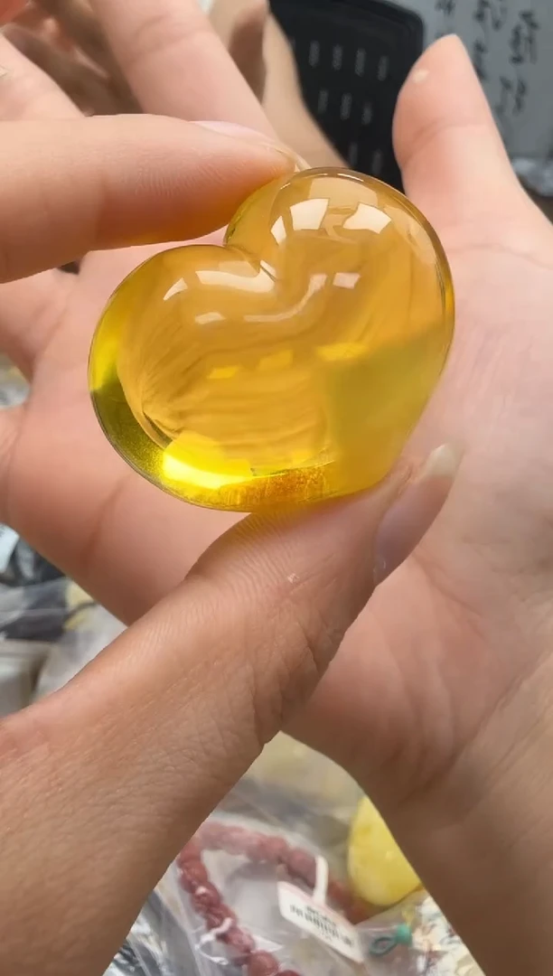 未镶嵌琥珀裸石如图